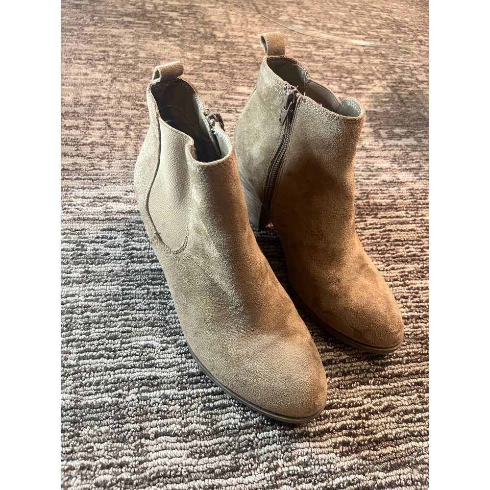 DV Dolce Vita Collyns Tan Suede Ankle Boots Block Heel Size 7.5 Taupe Booties